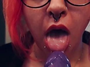 briller, amatør, blowjob, leke, deepthroat, bbw, pov, piercet, dildo, fetisj