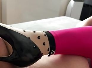 SHOEJOB with black stilettos & shiny leggings.Huge cumshot