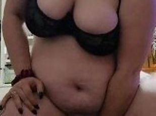 tetas-grandes, masturbación, amateur, madurita-caliente, juguete, regordeta, consolador, fumando, tatuaje