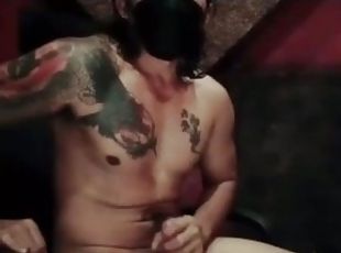 asiático, masturbação, tiro-ao-alvo, pénis-grande, gay, penetração-de-braço, gozando, sozinho, musculado, tatuagem