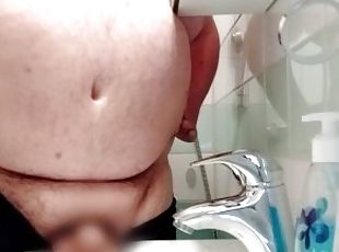 Fat mans clear morning piss and foreskin washing routine, uncensore...