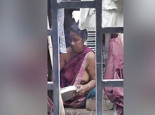 बिगतीत, घर-के-बाहर, अव्यवसायी, परिपक्व, भारतीय, गोल-मटोल, चाची, एकल, श्यामला