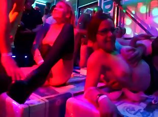 suurtiss, pidu, avalik, swingers, suur-munn, rassidevaheline, lesbid, milf, kurgus, grupiseks