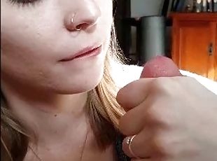 amateur, ejaculation-sur-le-corps, hardcore, branlette, hirondelle, blonde, tatouage