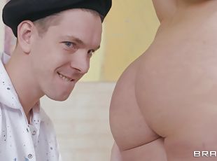 Artist helps his curvy model to relax with dick and tongue