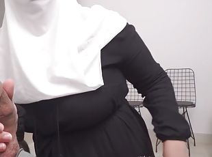 She is SHOCKED!!! Dickflash to a married woman in a hijab in the ho...