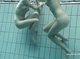 lezbijka, bazen, pod-vodo