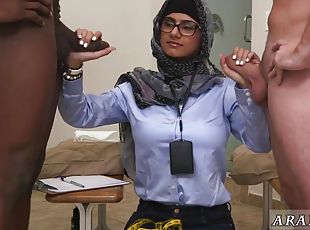 Arab Muslim lady in glasses gives handjob in Black vs White interra...