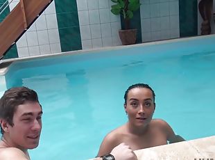 mamada, adolescente, pareja, primera-persona, piscina, bonita, culazo, perfecto, checa, cornudo