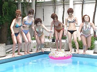 asiatiche, allaperto, ragazze-giovani, giapponesi, sesso-di-gruppo, masturazione-con-dita, piscina, bikini, peni