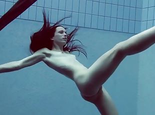 Underwater babe Liza Rachinska swims naked