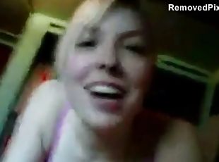 Leaked sexting video of an amateur girlfriend giving a blowjob from...