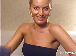 Sexy blonde masturbation play on webcam