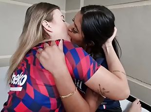 любительское, лесбиянки, целуются
