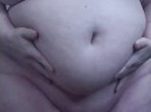 Putting lotion on my pregnant belly. Customs available message @jad...