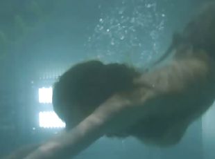 Hot Kari Wuhrer Swimming