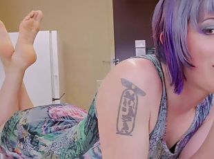 Feetfetish ts amateur twirls her toes around