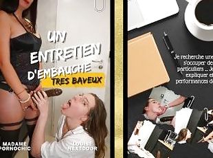 La patronne sexy fait sucer son gros gode ceinture a cette bonne su...