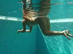 ruso, desnudándose, rubia, piscina, bikini, submarino