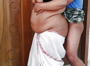 Pakistani Rich aunty wearing Saree fucked by neighbor while cutting...