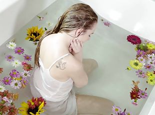 Slim babe Scarlett Sage enjoys masturbating in the bathtub