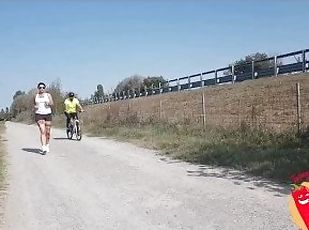 Ciclista scopa ragazza che corre (SESSO AMATORIALE IN PUBBLICO)