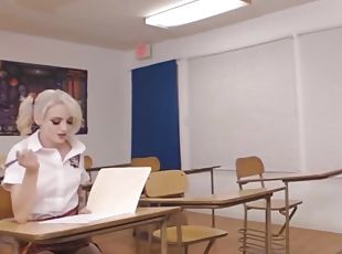 Beauty student offers her butthole