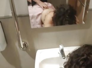 Minha namorada fofa e safada me implorou para ser fodida no banheir...