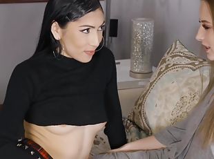 lezbijka, najstnice, latina, fingering, rjavolaske, tattoo, majhne-prsi