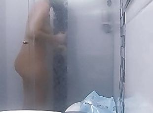 chica es grabada en la ducha por una camara escondida, joven grabad...