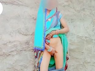 Desi bhabhi ne saree show karke dikhaya palambar valo ko aur unse c...