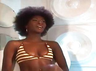 coño-pussy, negra-ebony, negra, natural, culazo, bikini, afeitada, blanca, realidad, posando