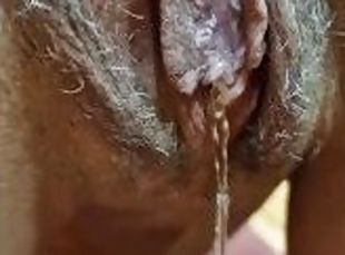 bañando, con-el-puño, coño-pussy, squirting, amateur, chorro-de-corrida, corrida-interna, trío, rubia, fetichista