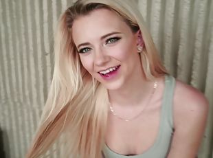 vonku, na-verejnosti, pička, zlatíčka, teenagerské, pov, mladé18, blondýna, 18yo, zadok-butt