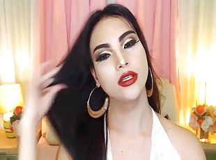 Pretty trans babe masturbates on webcam