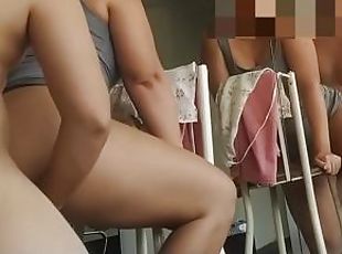 Me follo a mi hermanastra mientras ARREGLA LA ROPA -Doble - Porno e...