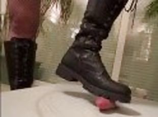 French Perverse teste ses nouvelles bottes militaires et donne  boi...