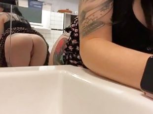 tattooed camgirl pees and pisses, shes pissing and peeing.