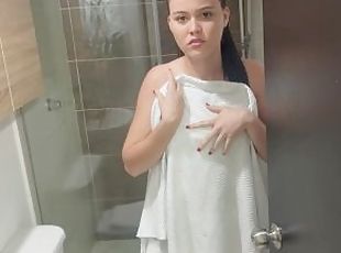Espió a mi timida hermanastra en la ducha y termino follando su est...