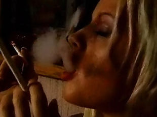 blondýna, fetišistické, fajčenie-smoking