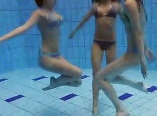 Go swimming with three girls in bikinis