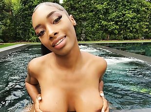 tetas-grandes, cuatro-patas, al-aire-libre, mamada, negra-ebony, interracial, hardcore, pareja, primera-persona, natural