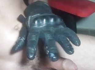 amateur, ejaculation-sur-le-corps, gay, branlette, pieds, fétiche, solo, cuir