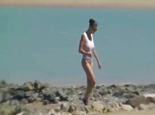 lunettes, masturbation, public, chatte-pussy, plage, culotte, percé, solo, humide, brunette