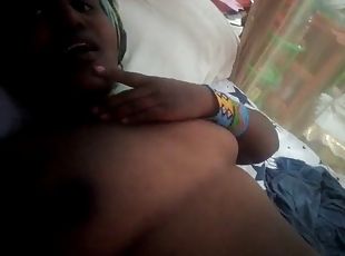 Kenyan BBW rubs her clit until her butternut pops