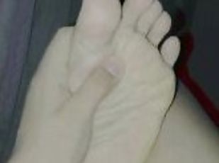 tickle on cute feet(?????????)??