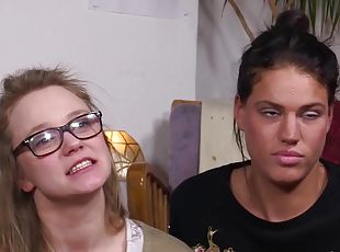Geile 22-jhrige Hamburgerin stellt was Heies mit Freundin an - German Brunette and Blonde Lesbians