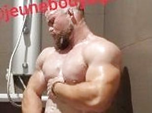 Bodybulder playing with his cock in the shower