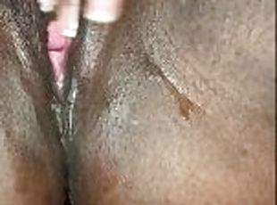 poilue, masturbation, orgasme, chatte-pussy, giclée, ébène, black, belle-femme-ronde, doigtage, solo