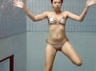 adolescente, desnudándose, piscina, bikini, tetitas, submarino